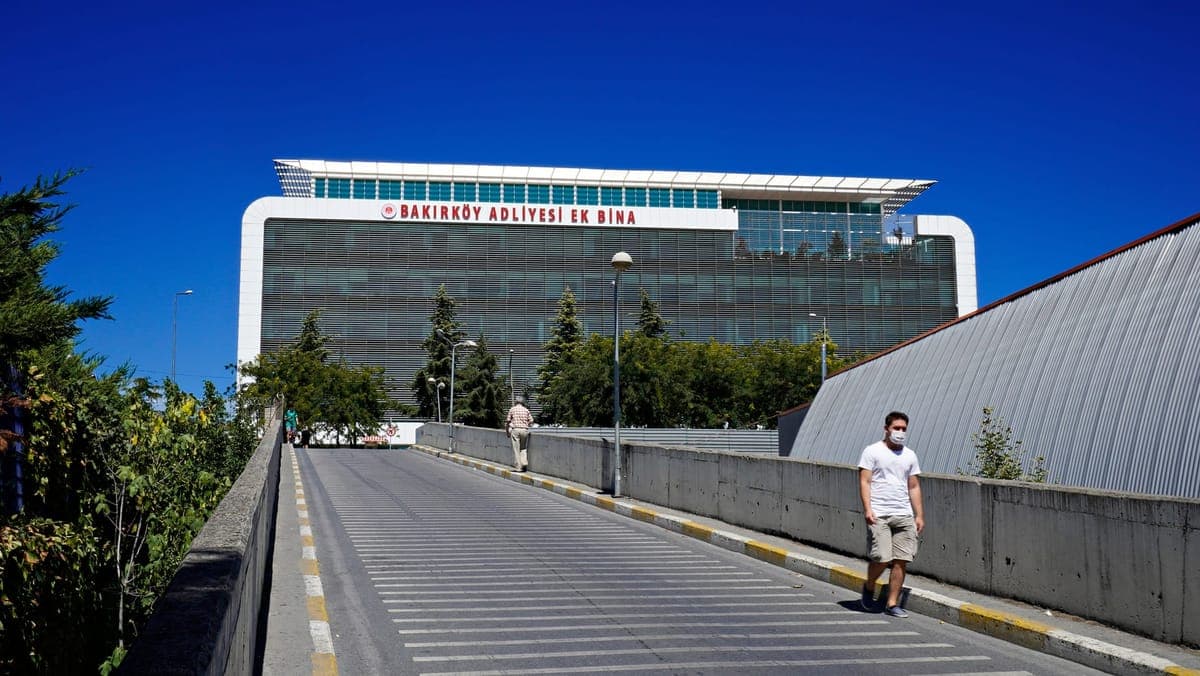 The exterior of the Bakırköy Courthouse annex building and the pedestrian ramp leading up to it.